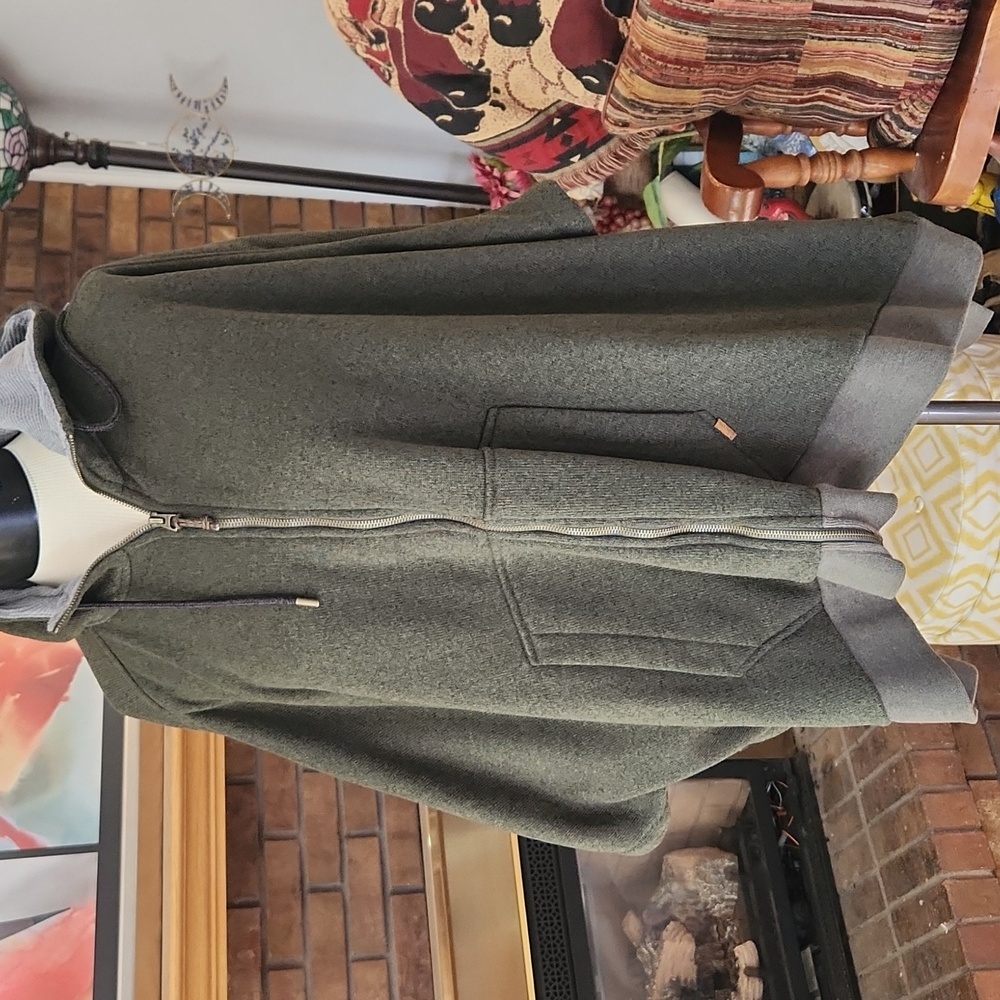 Burton Minxy Poncho Olive Green Fleece Wicks Moisture Small Hooded Kangaroo Cape